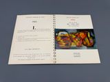 un livre ouvert sur lequel figure l'image d'un tableau