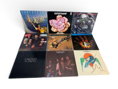 diverses pochettes d'albums posées sur une surface blanche