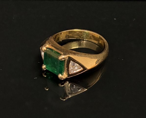 Bague en or 18 carats 750 millièmes à décor d’une émeraude rectan...