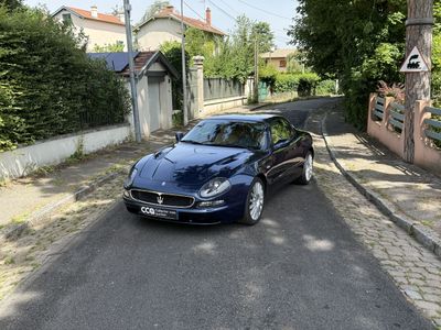 une voiture garée sur le côté de la route