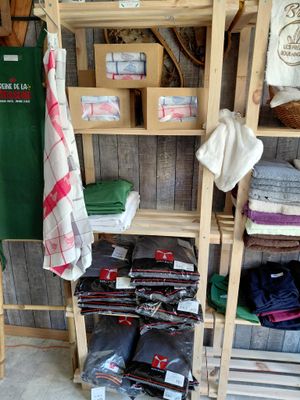 une étagère remplie d'objets dans une pièce