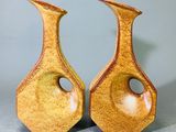 deux vases posés côte à côte sur une table