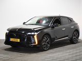 le 4x4 noir est garé sur le sol en damier d'une pièce