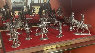 de nombreuses figurines exposées dans une vitrine