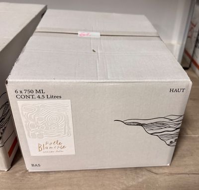 deux boîtes posées sur le sol l'une à côté de l'autre