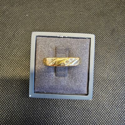 une photo d'une bague dans une boîte posée sur une table