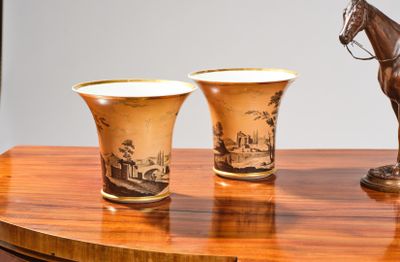 PAIRE DE VASES (cuves) en porcelaine à fond rosé et décor de…