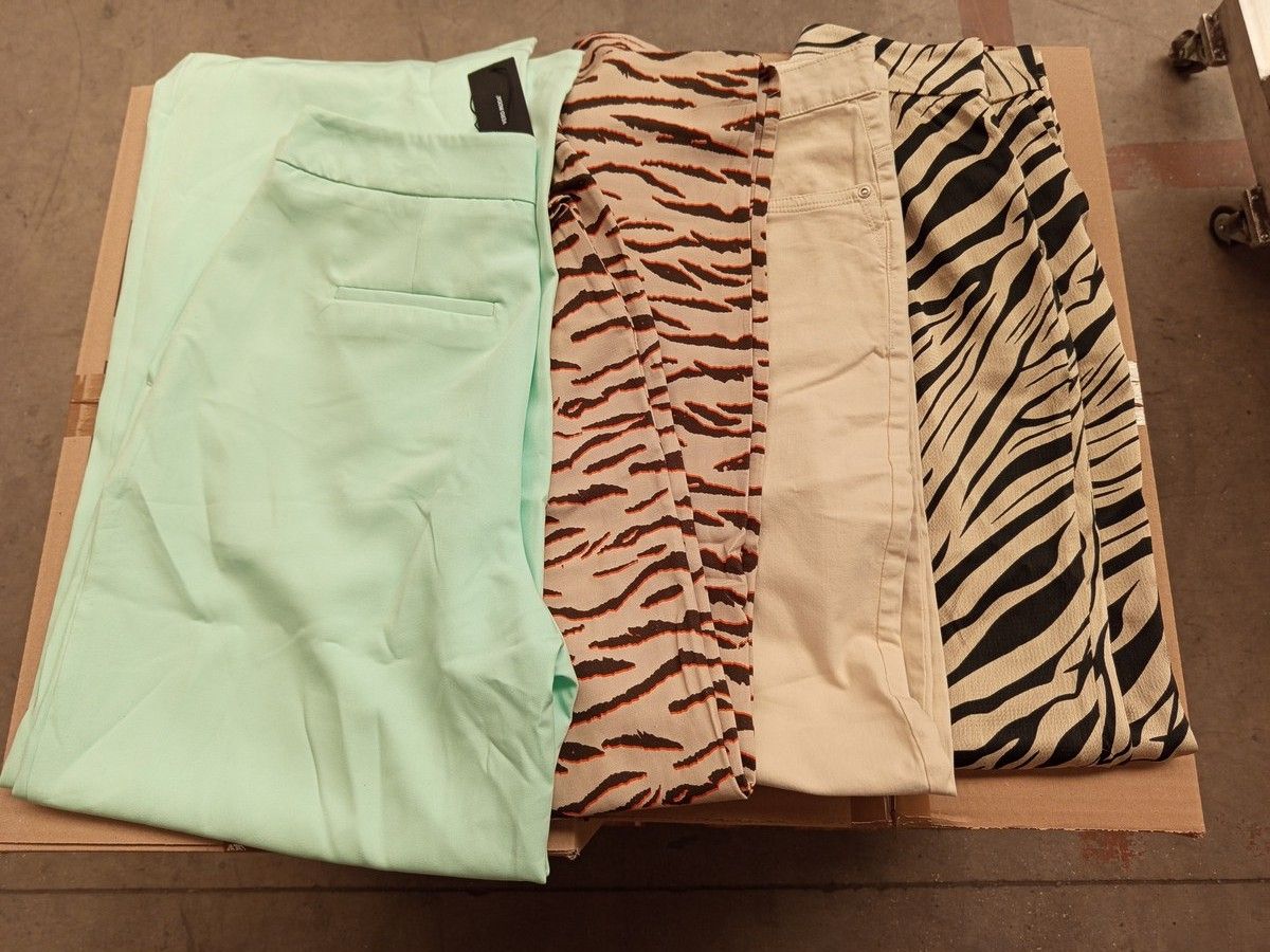 Lot de 50 pantalons (très grande variété de modèle) - pour femmes - 100% marques - Neuf, avec étiquette - 2 cartons