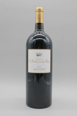 une bouteille de vin rouge posée sur une table blanche