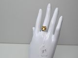 une image représentant la main d'un mannequin blanc avec une bague au doigt