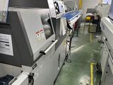 l'image d'une machine qui travaille sur une feuille de papier