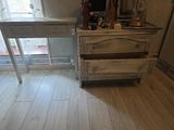 une commode surmontée d'un miroir, placée dans un coin de la pièce