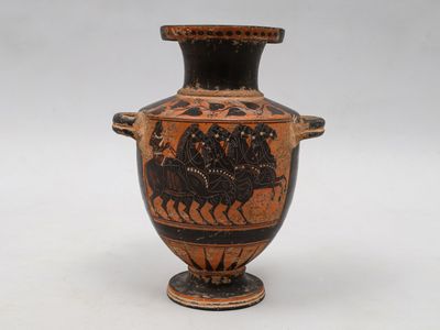 une image représentant un vase orné d'un motif noir et rouge