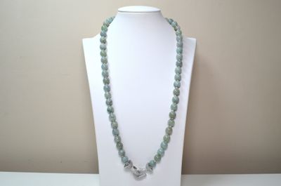 Un collier composé de boules de jade, avec fermoir serti d'u…
