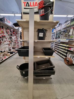 une étagère contenant beaucoup d'objets