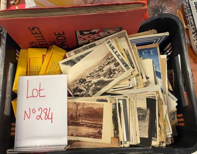 une boîte remplie de vieilles photos et une pancarte sur laquelle on peut lire « lol no day »