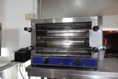 une image d'un four commercial dans une cuisine commerciale