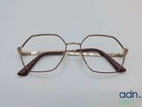 un gros plan sur une paire de lunettes posée sur une table