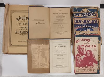 beaucoup de vieux livres posés ensemble sur la table