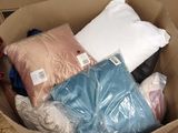 une boîte en carton posée par terre et remplie d'objets divers