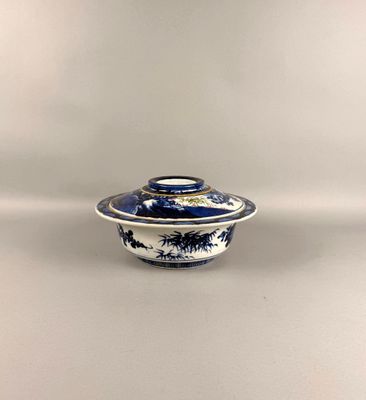 une image représentant un bol bleu et blanc muni d'un couvercle