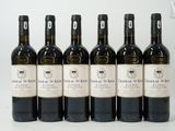 six bouteilles de vin sont alignées sur une surface blanche