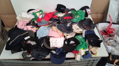 Lot de 100 chapeaux et casquettes enfant, différents coloris…