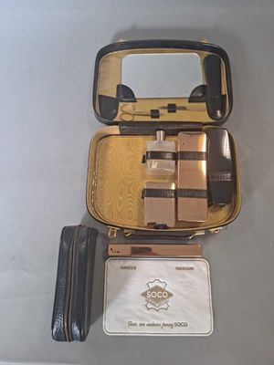 une valise, un miroir et un portefeuille posés sur la table