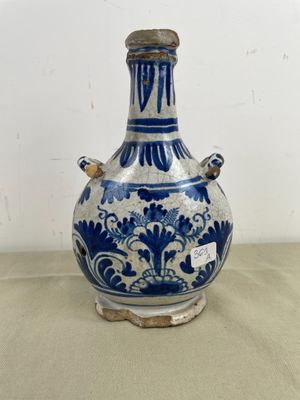 NEVERS XVIII e: petite gourde en faience à décor floral styl…