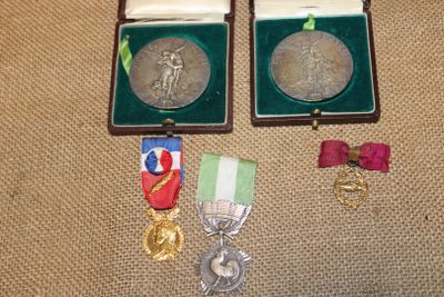 deux médailles et une médaille dans un écrin
