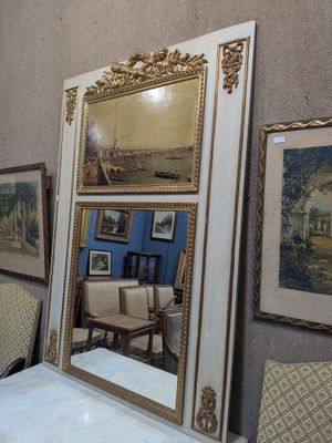 un miroir posé sur une table devant un mur
