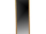 une image d'un miroir avec un cadre doré sur un fond blanc