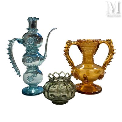 trois vases en verre posés l'un à côté de l'autre sur une surface blanche