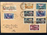 une vieille carte postale couverte de timbres, posée sur une table