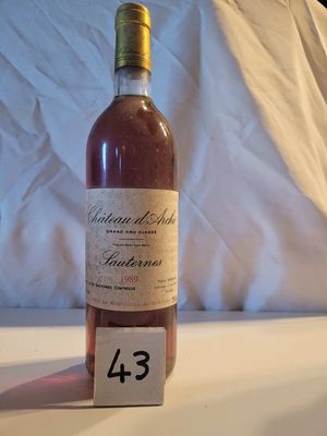 une bouteille de vin posée sur une table, avec une étiquette de prix dessus
