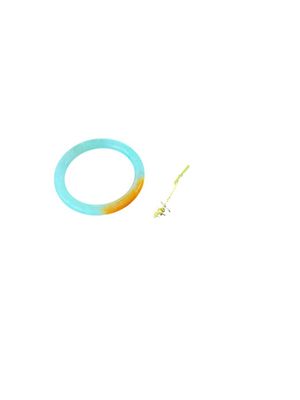 un anneau bleu auquel est fixé un anneau jaune