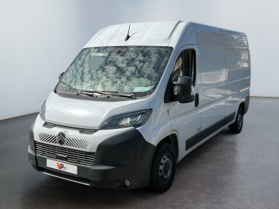 la photo d'une camionnette blanche garée dans une pièce