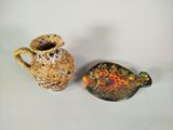 deux petits vases posés l'un à côté de l'autre sur une table
