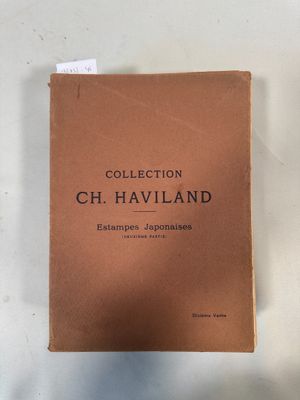 un vieux livre posé sur une table à côté d'une tasse de café