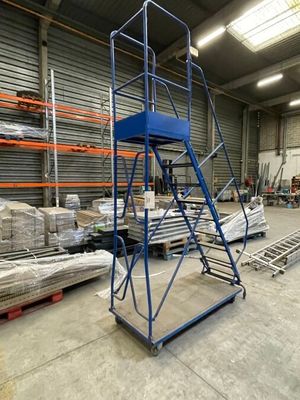 une photo d'un grand entrepôt avec une plate-forme bleue