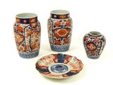 trois vases et une assiette posés sur une table