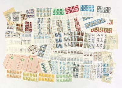 beaucoup de timbres et de timbres sur la table