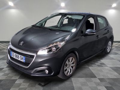 la petite voiture est garée sur un sol en damier dans le garage