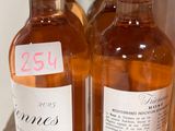 trois bouteilles de vin posées côte à côte sur une étagère