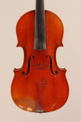 un vieux violon avec un archet sur fond blanc