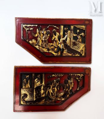Paire de panneaux en laque en bois laqué rouge et or,à décor…