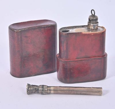deux flacons et un briquet posés sur une surface blanche