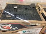 une caisse contenant de nombreux carreaux noirs