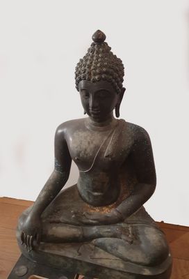 Bouddha assis en bronze, position de la prise de terre à tém…