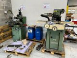 Il y a de nombreux types de machines différents dans cette pièce.
